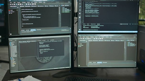 Masasında bilgisayar ekranları olan boş bir veri odası, arka planda çalışan bilgisayarlar programlama kodu ve terminal penceresinde algoritmalar. Ajans ofisindeki Firewall ağ sunucuları. - Fotoğraf, Görsel