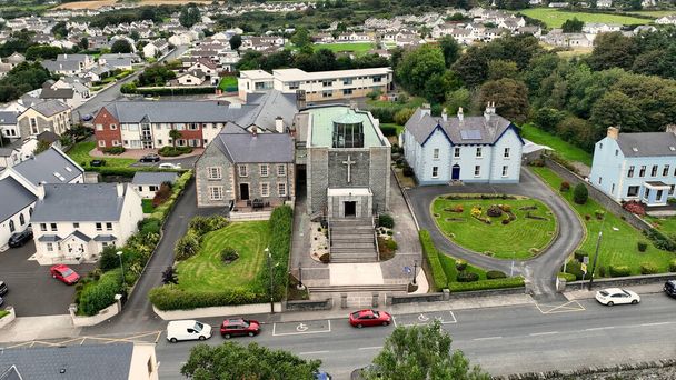 ワイルド・アトランティック・ウェイのセント・ピウスX教区教会モービルの空中写真｜Donegal Ireland - 写真・画像
