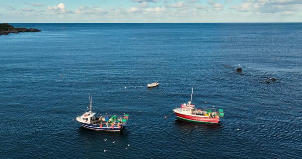 Foto aerea di barche da pesca a Glengad Pier Bun Culkeeny sulla Costa del Donegal Irlanda  - Foto, immagini