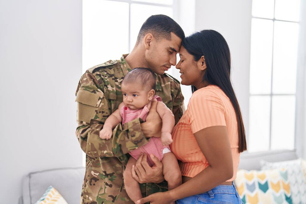 Soldat hispanique de l'armée familiale s'embrassant à la maison - Photo, image