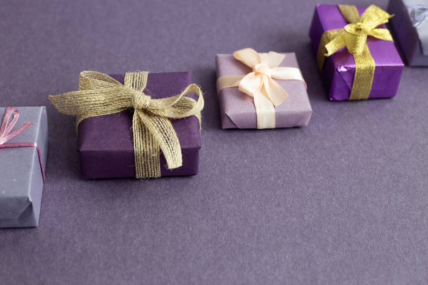 Lila Geschenkschachteln auf lila Hintergrund. Kopierraum - Foto, Bild