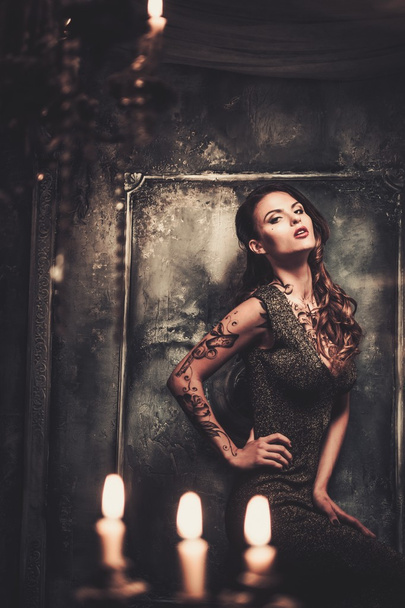 Tetovált szép nő, a régi belső - Fotó, kép
