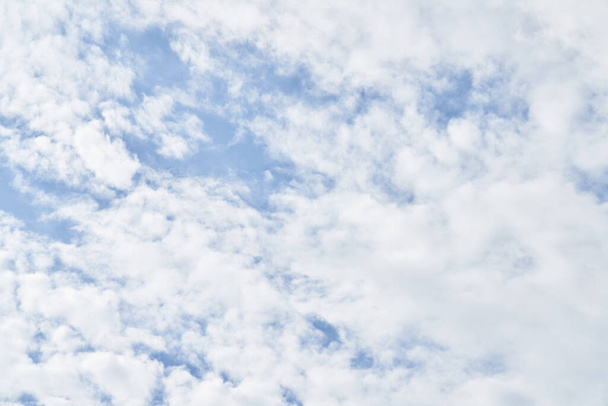 Splendido cielo blu con nuvole in una giornata di sole - Foto, immagini