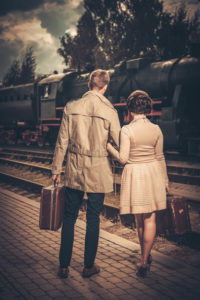 Casal estilo vintage na plataforma da estação ferroviária
 - Foto, Imagem