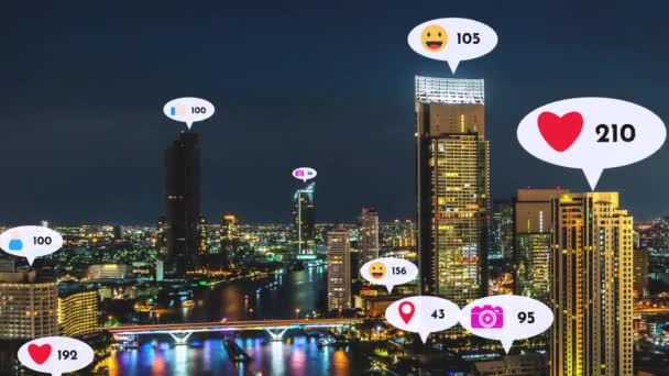 Los iconos de las redes sociales sobrevuelan el centro de la ciudad mostrando a la gente la conexión de reciprocidad a través de la plataforma de aplicaciones de redes sociales. Concepto para la comunidad en línea y la estrategia de marketing en redes sociales . - Metraje, vídeo