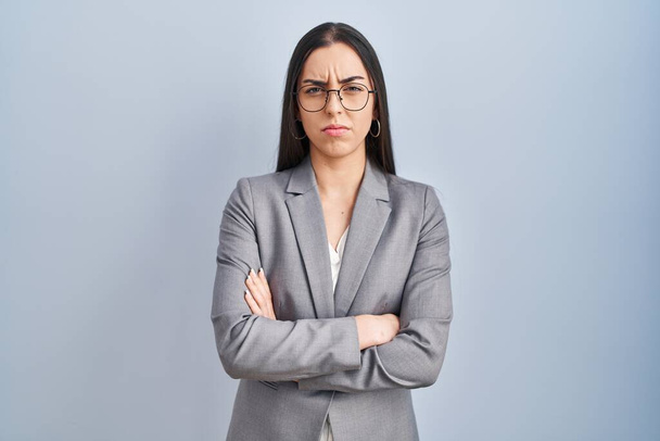 Donna d'affari ispanica con gli occhiali scettici e nervosi, espressione di disapprovazione sul viso con le braccia incrociate. persona negativa.  - Foto, immagini
