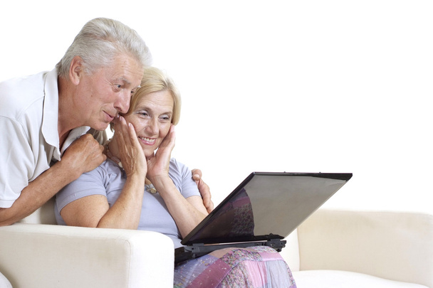 Couple mature avec ordinateur portable
 - Photo, image