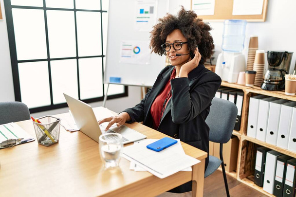 Mujer afroamericana joven agente de centro de llamadas que trabaja en la oficina - Foto, Imagen