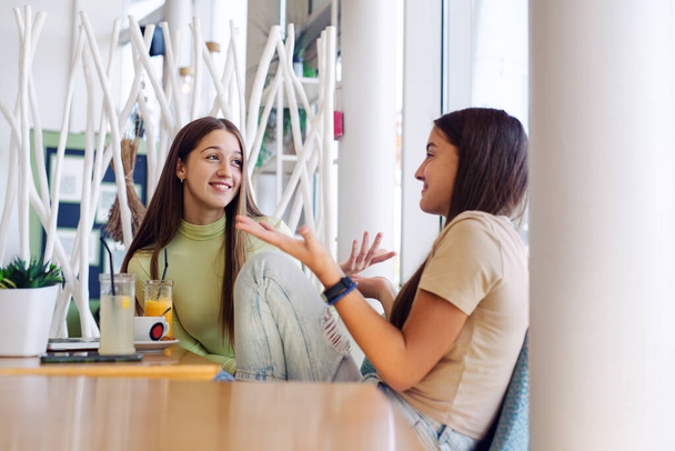 Female friends meeting in a coffee shop on a weekend. - Foto, Imagen