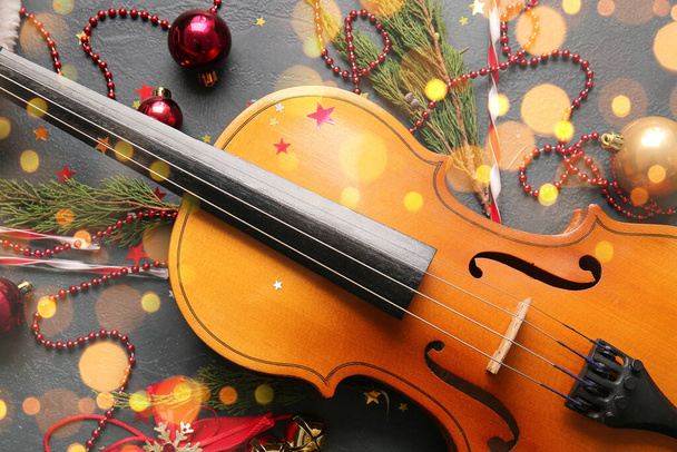 Violin and Christmas decor on grey background, top view - Foto, Bild