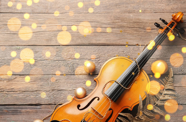 Скрипка и рождественский декор на деревянном фоне - Фото, изображение
