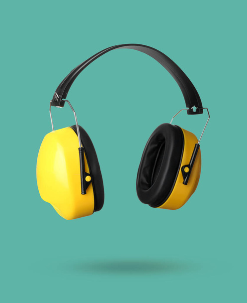 Modern hallásvédő eszközök zöld háttérrel - Fotó, kép