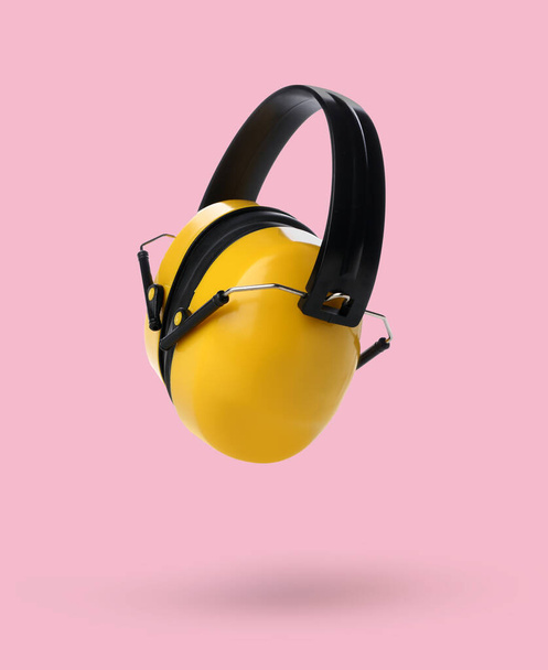 Protetores auditivos modernos em fundo rosa - Foto, Imagem