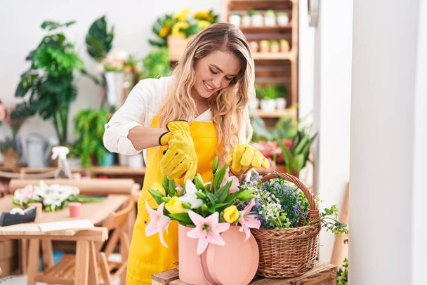 młoda blondynka kobieta kwiaciarnia cięcia roślin w kwiaciarnia - Zdjęcie, obraz