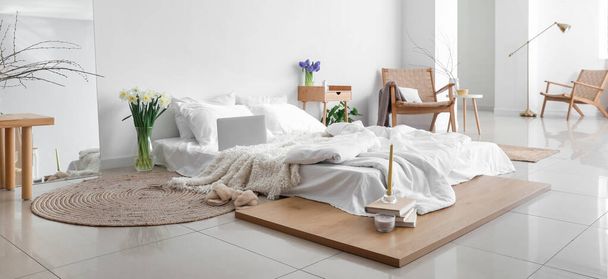 Sisustus kevyt makuuhuone skandinaaviseen tyyliin - Valokuva, kuva