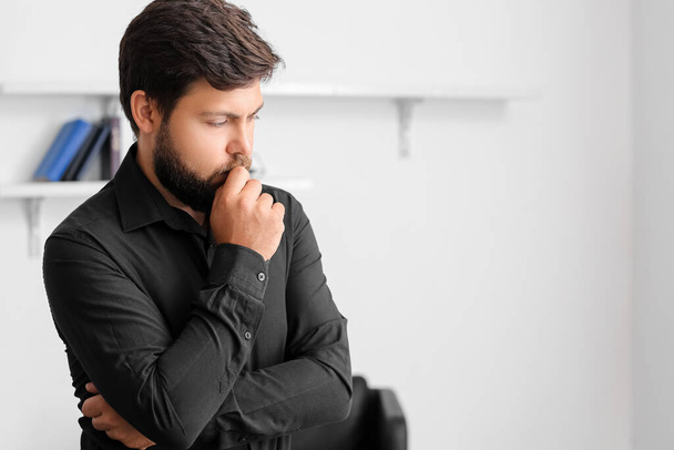 Sad fired young man in office - Foto, Bild