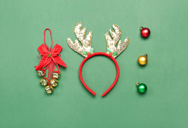 Cornes de renne de Noël avec cloches et boules sur fond vert - Photo, image