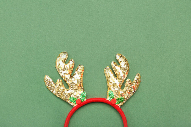 Cuernos de renos de Navidad sobre fondo verde - Foto, Imagen