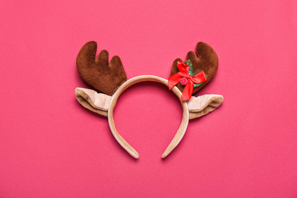 Cuernos de renos de Navidad sobre fondo rojo - Foto, Imagen