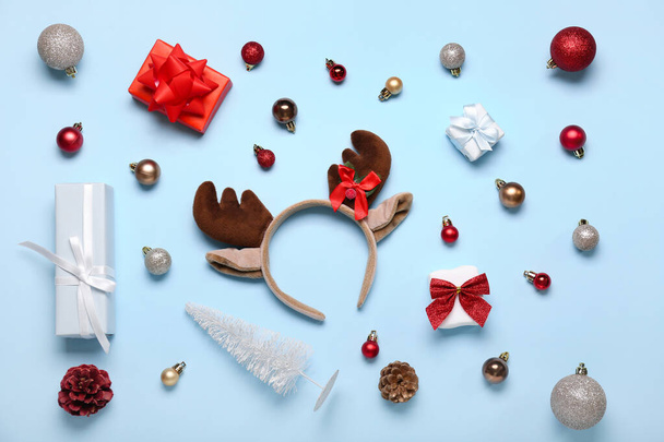 Corna di renna di Natale con regali e decorazioni su sfondo blu - Foto, immagini
