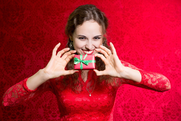 Красивая женщина с валентинками день подарочная коробка подарок сюрприз
  - Фото, изображение
