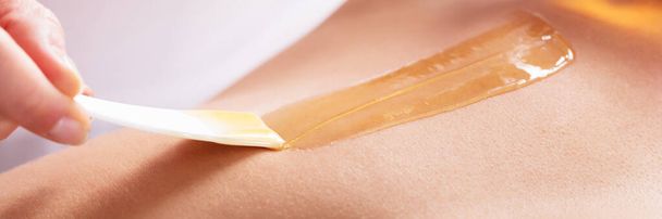 Wax Hair Removal. Waxing Male Chest At Spa - Foto, Imagem