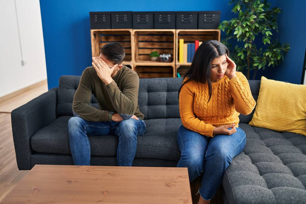 Homme et femme couple avec des problèmes assis sur le canapé à la maison - Photo, image