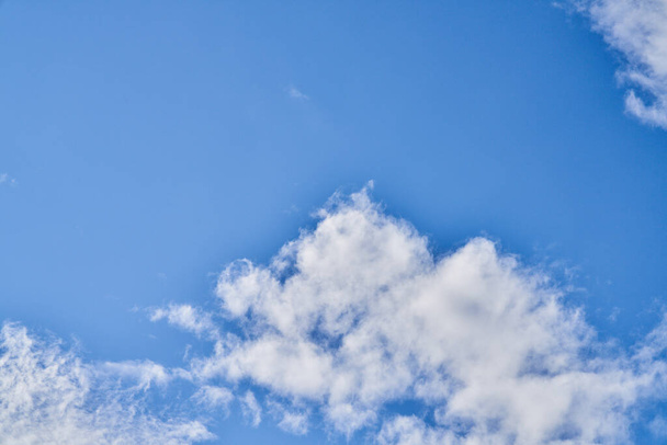 Piękne błękitne niebo z chmurami w słoneczny dzień - Zdjęcie, obraz