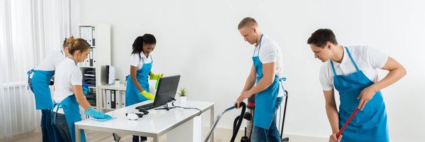 Office Cleaning Team. Floor Service Janitor Cleaner Group - Foto, imagen