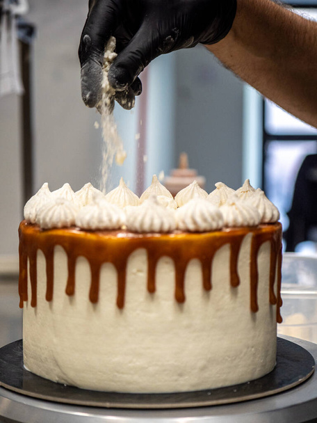 cake desginer topping een zoete glazuur karamel taart - Foto, afbeelding