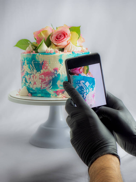pastel de cumpleaños pastel de taza esmerilada con la cobertura de rosas naturales reales y deco turquesa - Foto, Imagen