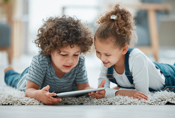 Какую историю ты хочешь прочесть? два брата и сестры играют вместе со своим цифровым планшетом - Фото, изображение