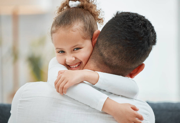 Cítíš se bezpečně a bezpečně v náručí. malé děvčátko, které drží její otec - Fotografie, Obrázek