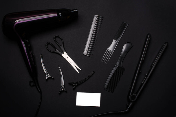 grzebienie i narzędzia fryzjerskie na czarnym tle top viewcombs i narzędzi fryzjerskich na niebieskim tle widok z góry - Zdjęcie, obraz