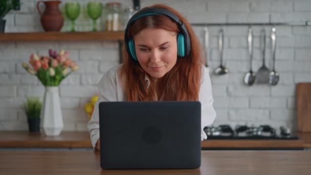 Nainen opiskelee kotoa tai on tauko juominen kahvia katsomassa videota kannettavan tietokoneen Online etäopiskelu, internet koulutus teknologian käsite - Materiaali, video