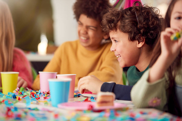 Gyerekek ülnek az asztalnál Barátok ünneplés születésnapi party barátokkal otthon - Fotó, kép