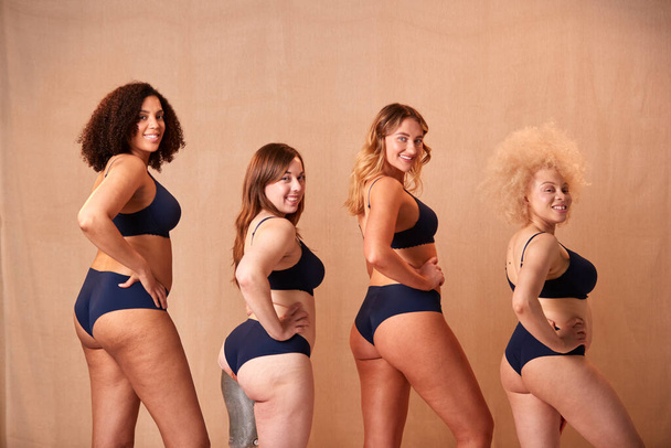 Skupina různorodých žen Přátelé jeden s protetické končetiny ve spodním prádle propagující tělesné pozitivní - Fotografie, Obrázek