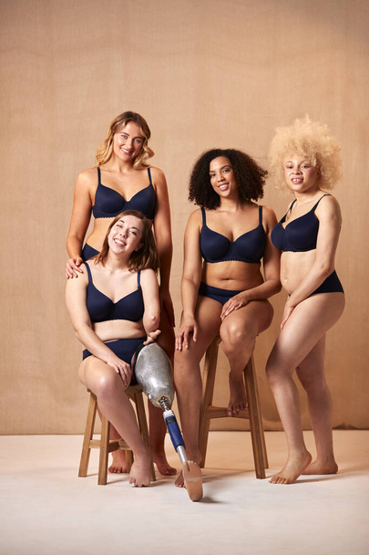 Ryhmä monipuolinen naisten ystävät yksi proteesi osa alusvaatteet edistää kehon positiivisuus - Valokuva, kuva