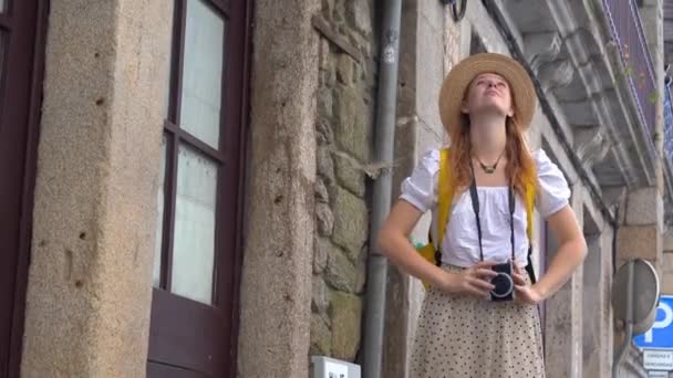 Jonge toeristische vrouw maakt foto 's in een oude Europese stad. genieten van een vakantie in Europa.  - Video