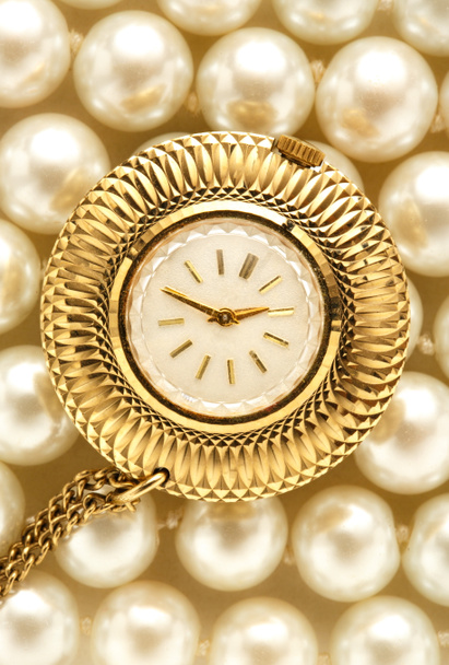 Reloj en perla blanca
 - Foto, imagen
