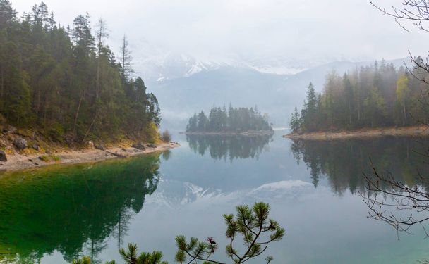 Озеро Эйбзее Бавария Германия природные ландшафты Европы альпы горные zugspitze. - Фото, изображение