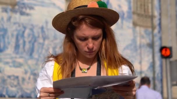 Close-up van een jonge toeristische vrouw met een kaart die zoekt en concentreert. Verloren in het stadsconcept - Video