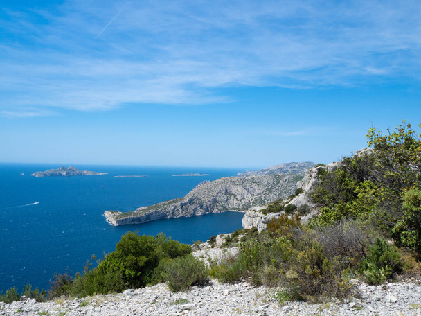 Park Narodowy Calanques oferuje piękne szlaki turystyczne wzdłuż klifów wysoko nad Morzem Śródziemnym.  - Zdjęcie, obraz