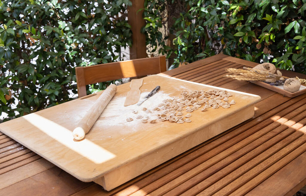 Preparare orecchiette di pasta all'aperto nel cortile della casa da vicino. Pasta fresca fatta in casa tradizionale della regione Apulia. Ingrediente dieta mediterranea. Cucina locale - Foto, immagini