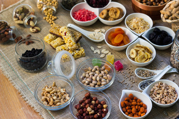 Baari granola, kuivatut hedelmät ja pähkinät - Valokuva, kuva