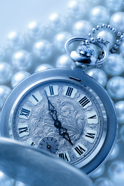 Часы на белом жемчуге
 - Фото, изображение