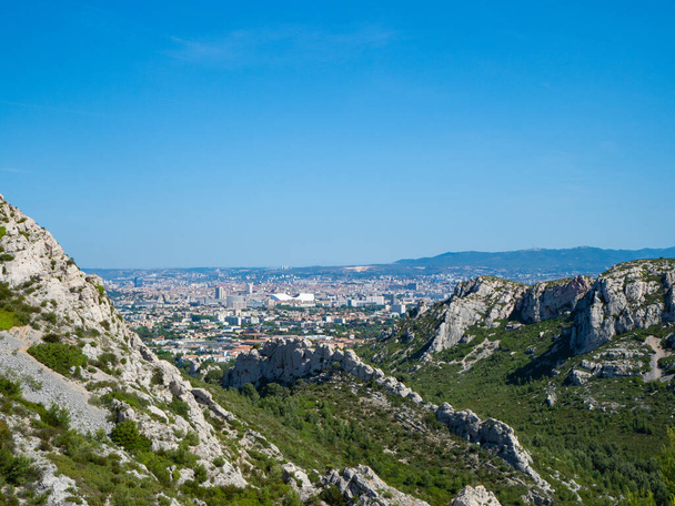 El Parque Nacional de Calanques con hermosas caminatas está situado en las afueras de Marsella, Francia. Vista desde el parque con terreno rocoso hacia el paisaje de la ciudad. - Foto, imagen