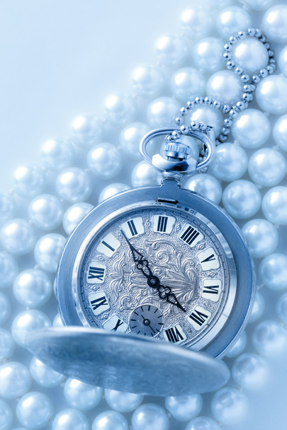 Uhr auf weißer Perle - Foto, Bild
