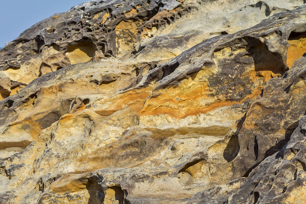 Formacje geologiczne kształtów i kolorów na górze Jaizkibel, prowincja Guipuzcoa - Zdjęcie, obraz