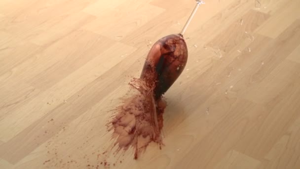 Glas Rotwein fallen lassen und zerbrechen - Filmmaterial, Video